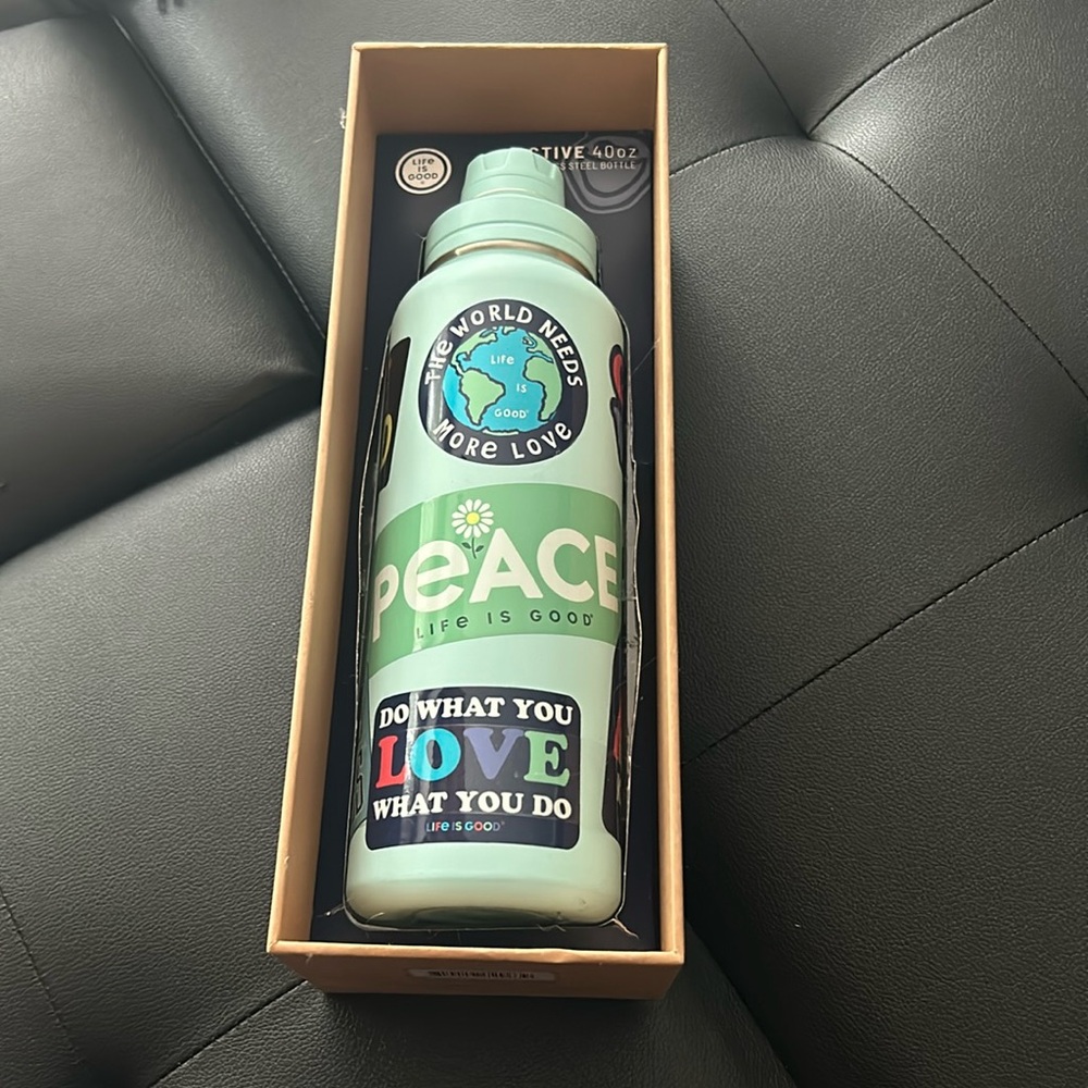 NEW!!! Life Is Good 40 oz water bottle